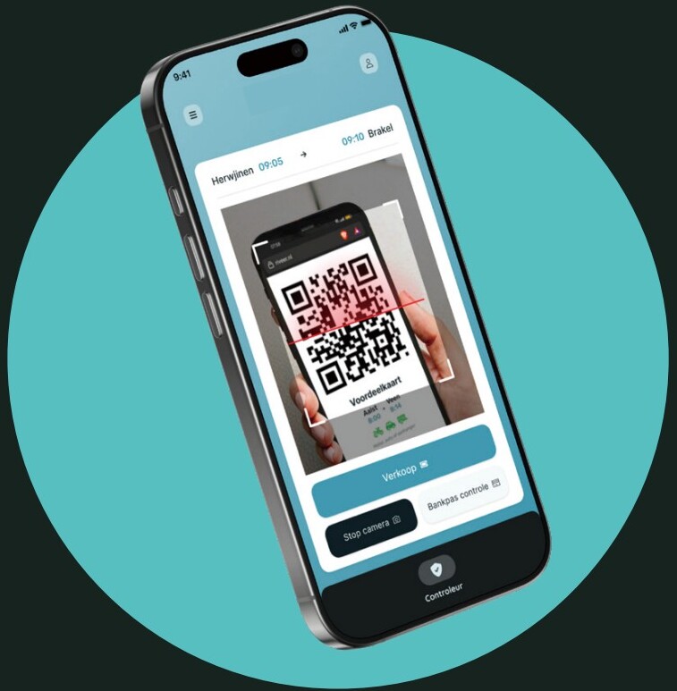 Controleur scant een QR-code in de Ferryon-app aan boord