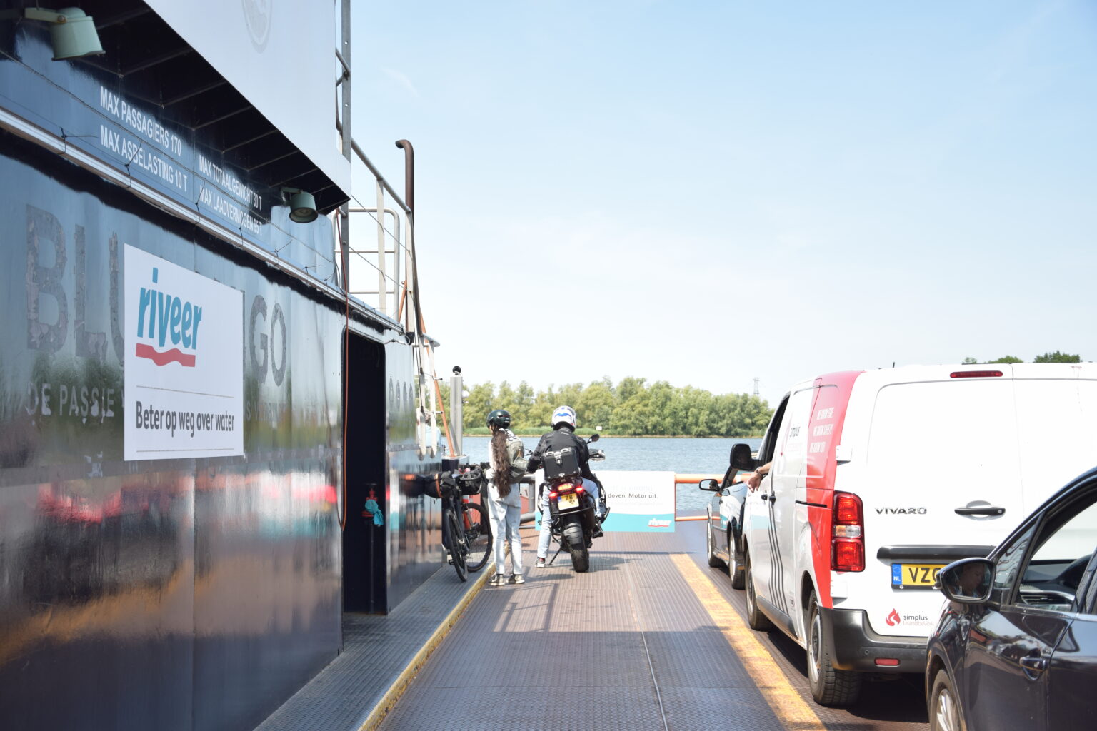 Reizigers met fiets en motor op een Nederlandse veerpont