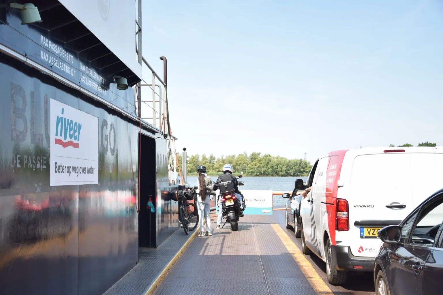 Reizigers met fiets en motor op een Nederlandse veerpont